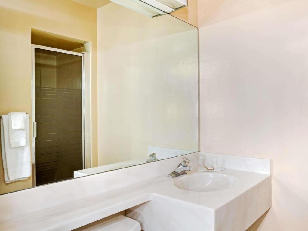 Howard Johnson By Wyndham South Lake Tahoe Exterior photo