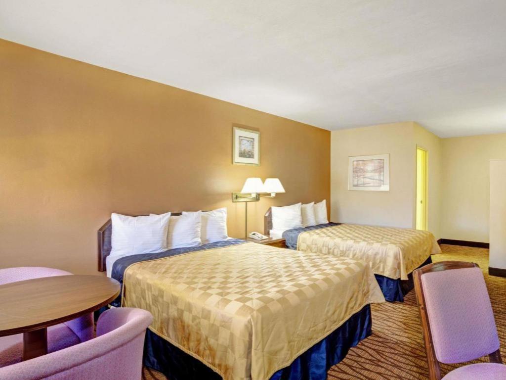 Howard Johnson By Wyndham South Lake Tahoe Exterior photo