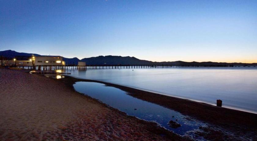Howard Johnson By Wyndham South Lake Tahoe Exterior photo